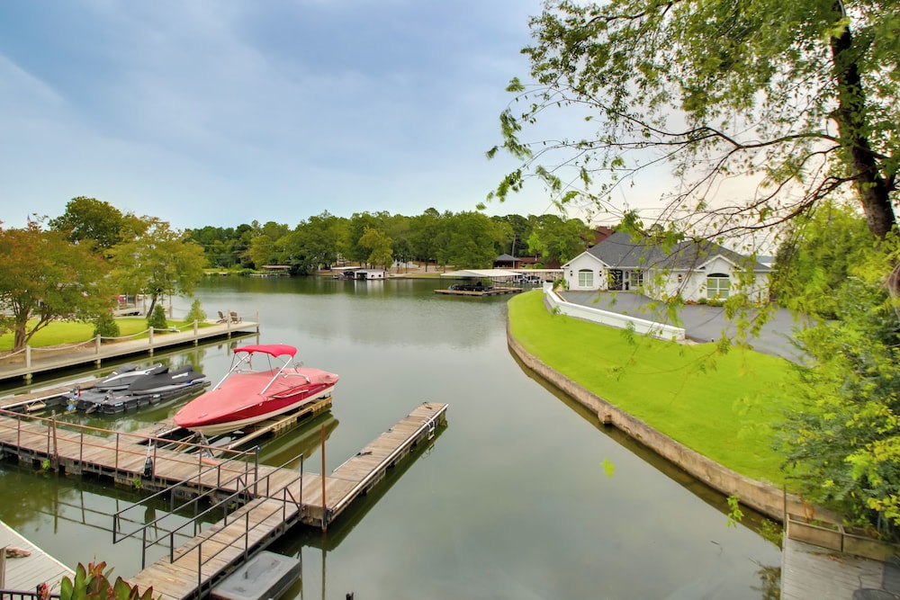 Lakefront Hot Springs Duplex w Shared Dock - photo 2