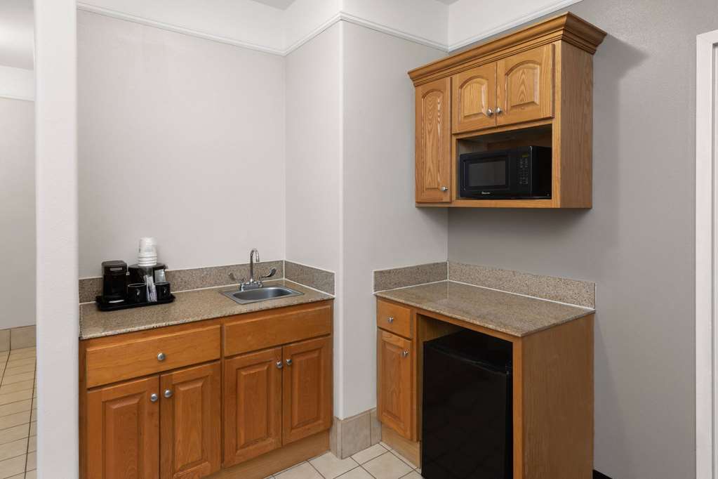 La Quinta Inn & Suites by Wyndham Deer Park - photo 28