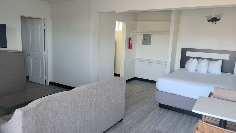 MC Pacific Inn & Suites - photo 14