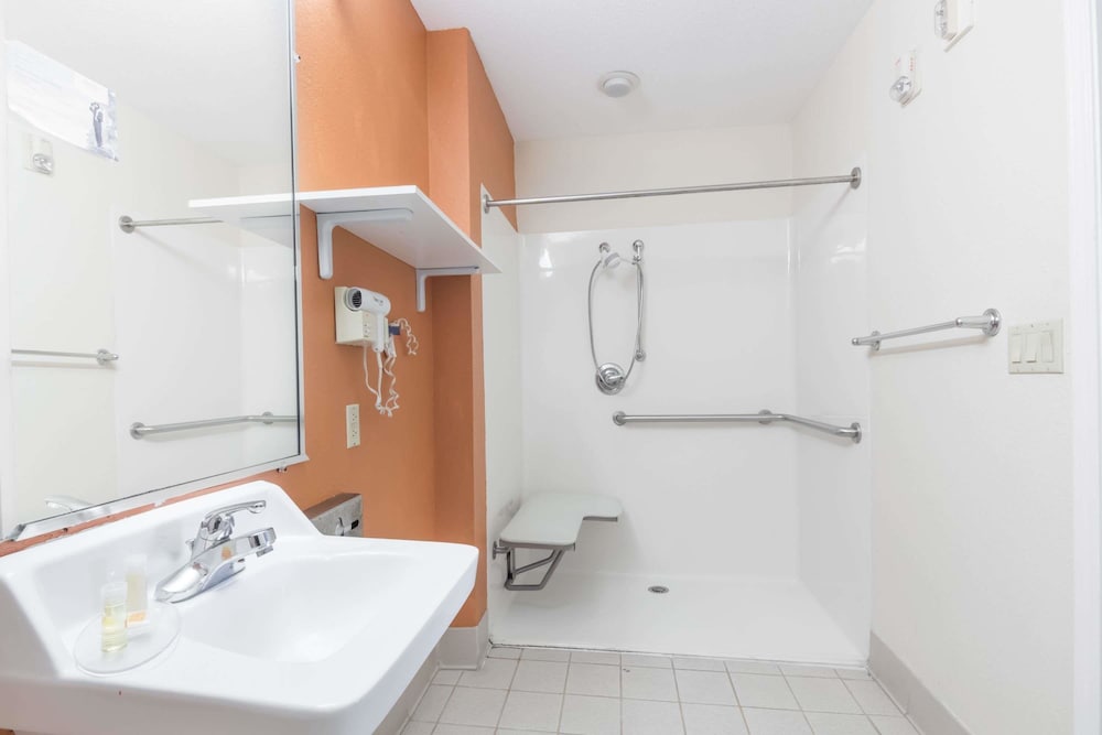 Days Inn & Suites by Wyndham Winnie - photo 16