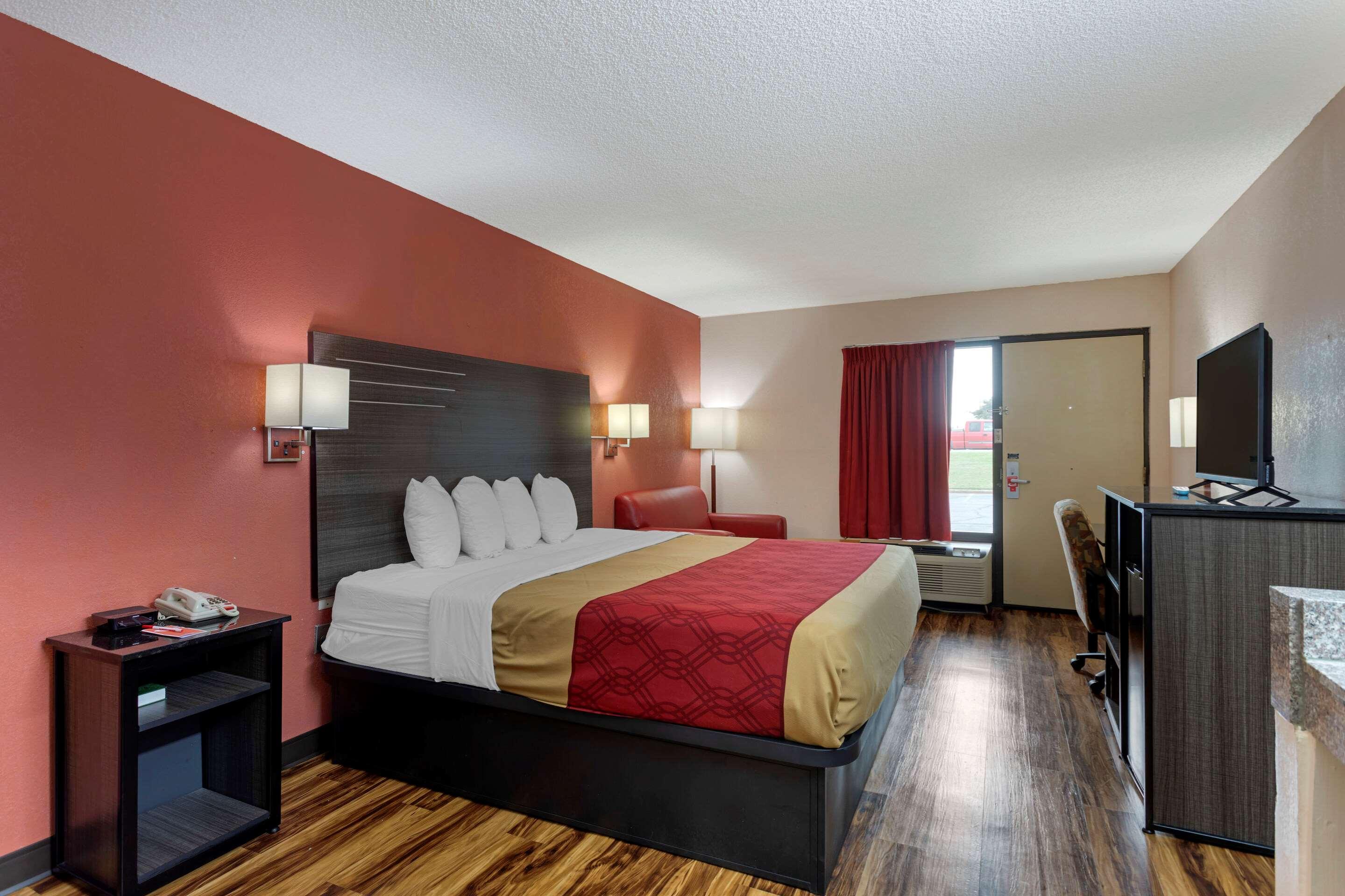 Econo Lodge Madison Airport - photo 21