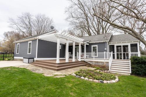 Douglas Cottage Great location walking distance to both Douglas beach and Downtown — 4-Star Luxury Hotel in Douglas, United States