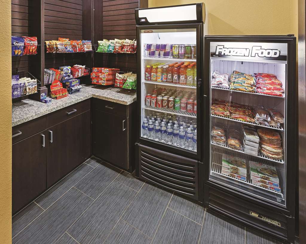 La Quinta Inn & Suites by Wyndham Jourdanton Pleasanton - photo 14