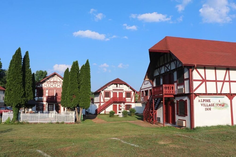 Helen Alpine Village Inn in Roswell, United States