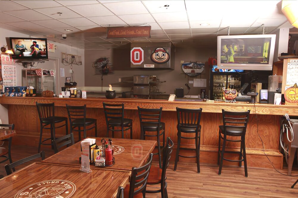 Commodore Perry Inn and Suites - photo 15