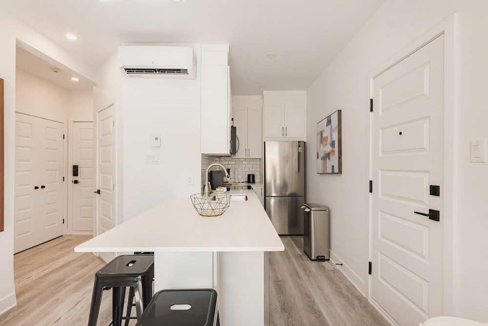 Le Mile End by M11 Modern 2BDR with Sofa Bed — 4-Star Luxury Hotel in Montreal, Canada