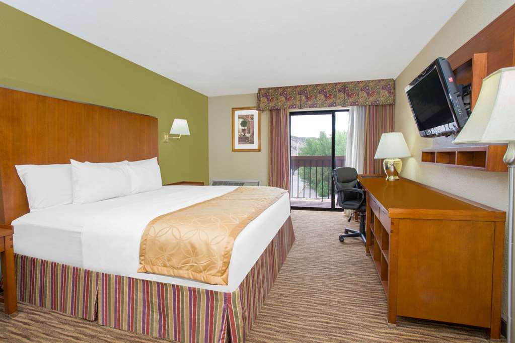 Days Inn & Suites by Wyndham Red Rock Gallup - photo 11