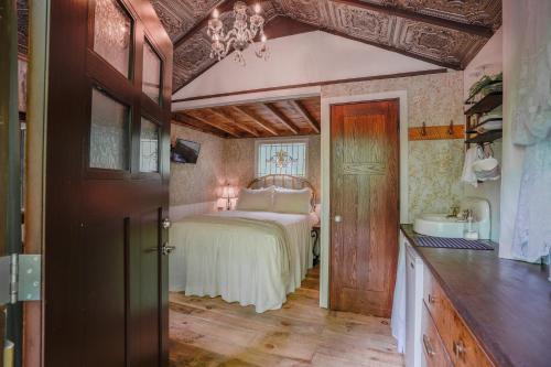 Vintage Wild West Tiny Hotel In The Woods — Pine