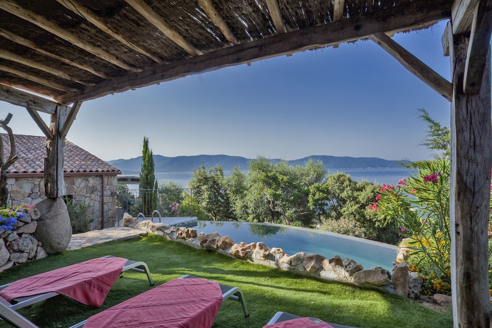 Domaine Arcobiato - carbon neutral hotel in Olmeto