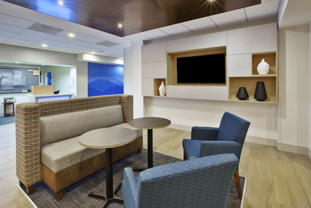 Holiday Inn Express & Suites Manchester by IHG - photo 42