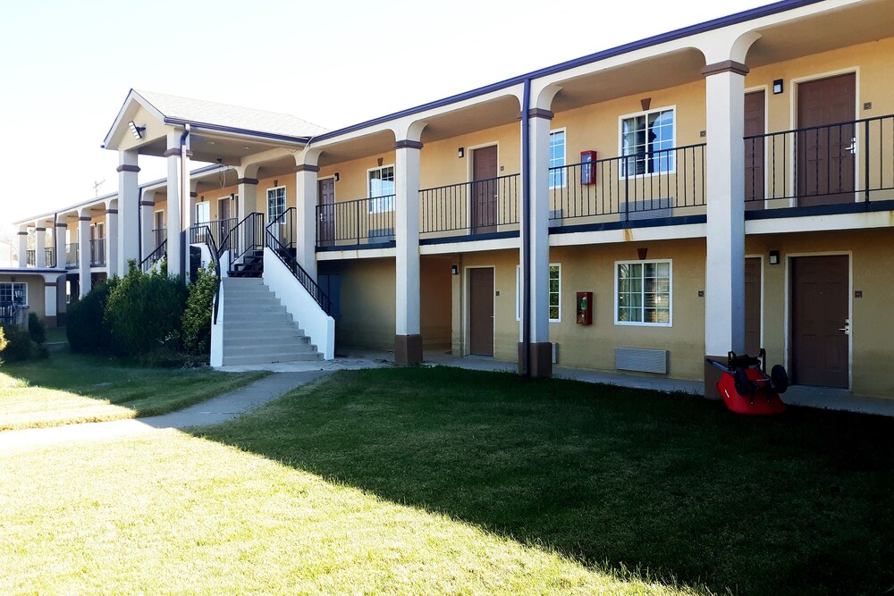 Woodridge Inn and Suites - photo 34