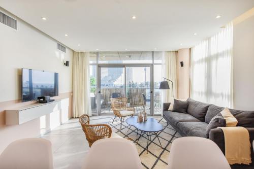 Pleasant 3BR in Carmelit 9 by HolyGuest — 4-Star Luxury Hotel in Tel Aviv, Israel
