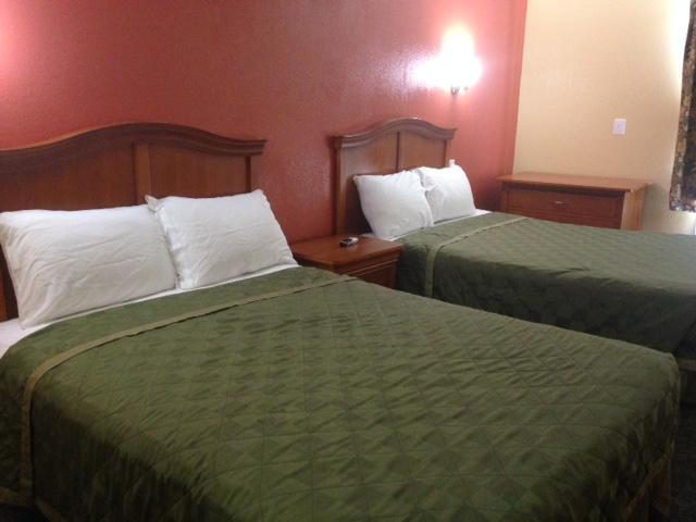 Econo Motor Inn - photo 8