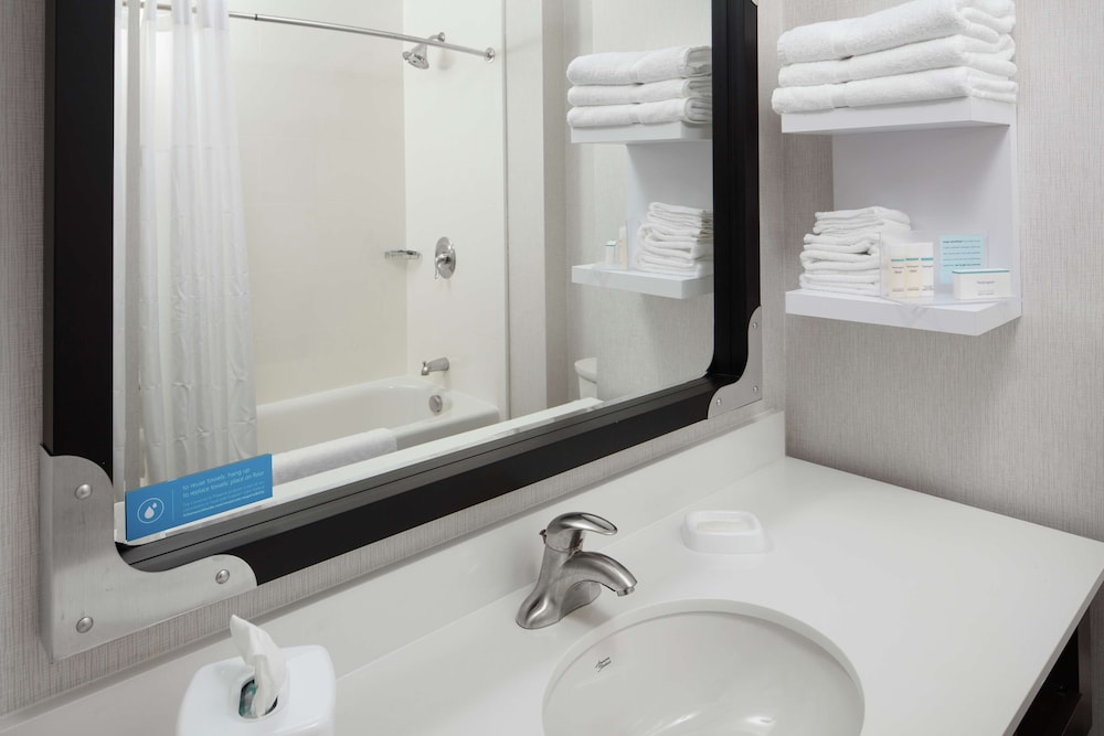 Hampton Inn & Suites Teaneck Glenpointe - photo 21