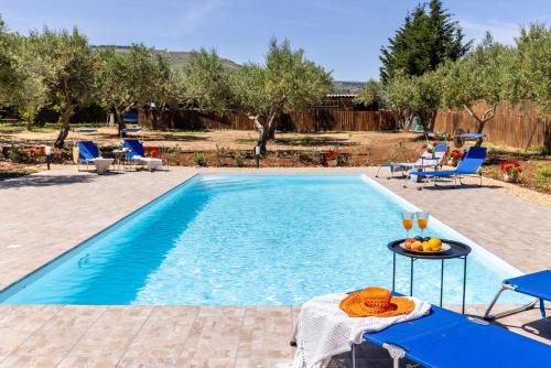 Casa Lory Castellammare Del Golfo a 3 Km Dalla Spiaggia Con Piscina — 4-Star Luxury Hotel in Castellammare Del Golfo, Italy