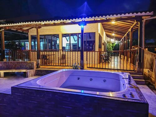 Villa Alejandra Hermosa Finca Cerca Al Centro Sendero Jacuzzi — 4-Star Luxury Hotel in Popayan, Colombia