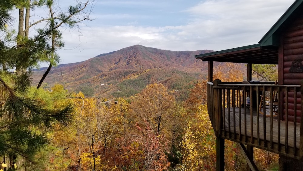 Majestic Views Four Bedroom Cabin — 4-Star Luxury Hotel in Sevierville, United States