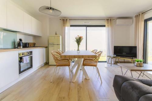 SELECT'soHOME Appartement pour 4 personnes dans une résidence d'exception avec piscine et parking privé à Bormes les mimosas CAPNAT C02 — 4-Star Luxury Hotel in Bormes-Les-Mimosas, France