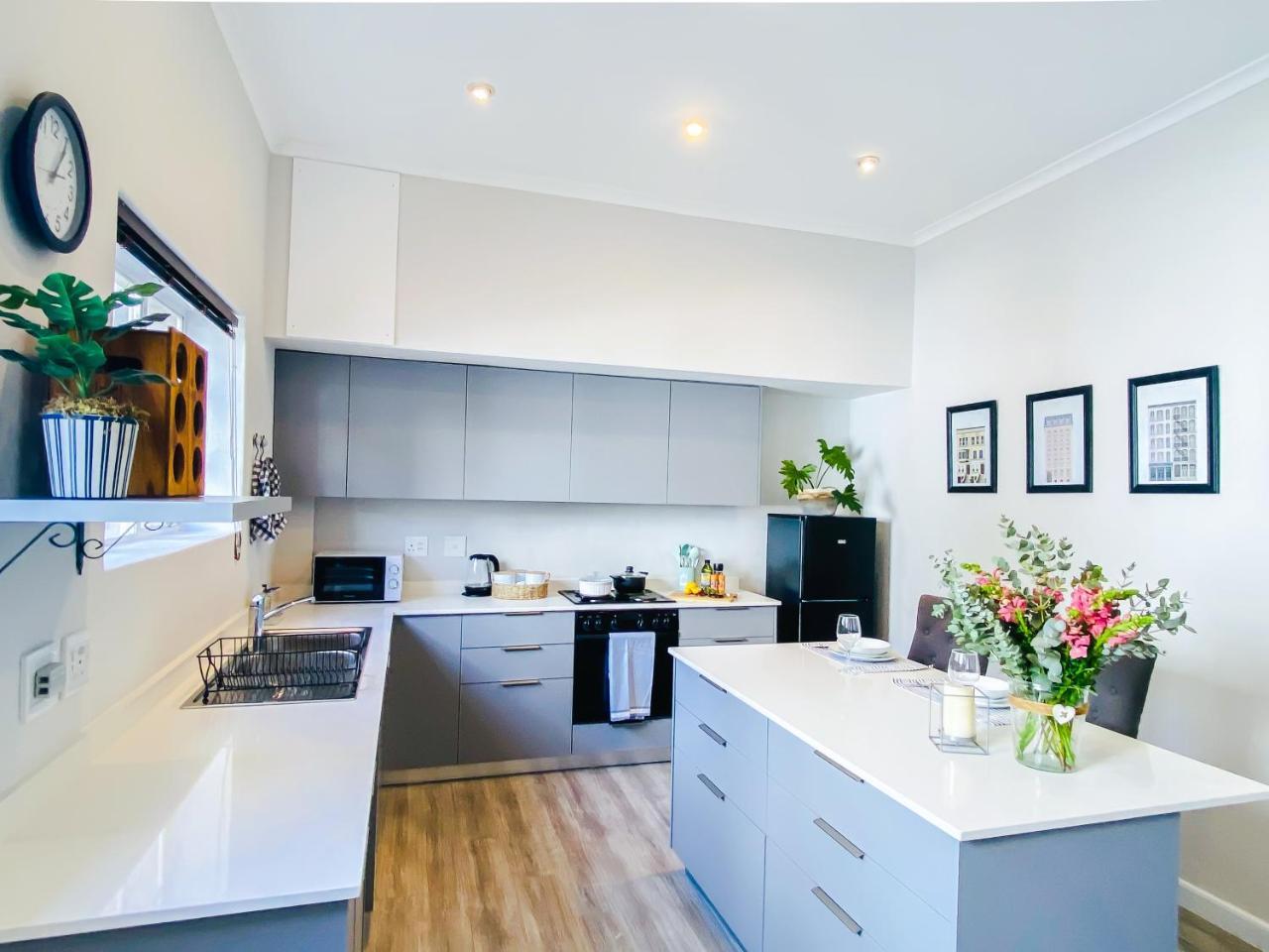 Stay on Main Family Apartment — 4-Star Luxury Hotel in Paarl, South Africa