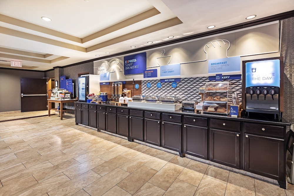 Holiday Inn Express & Suites Floresville by IHG - photo 35