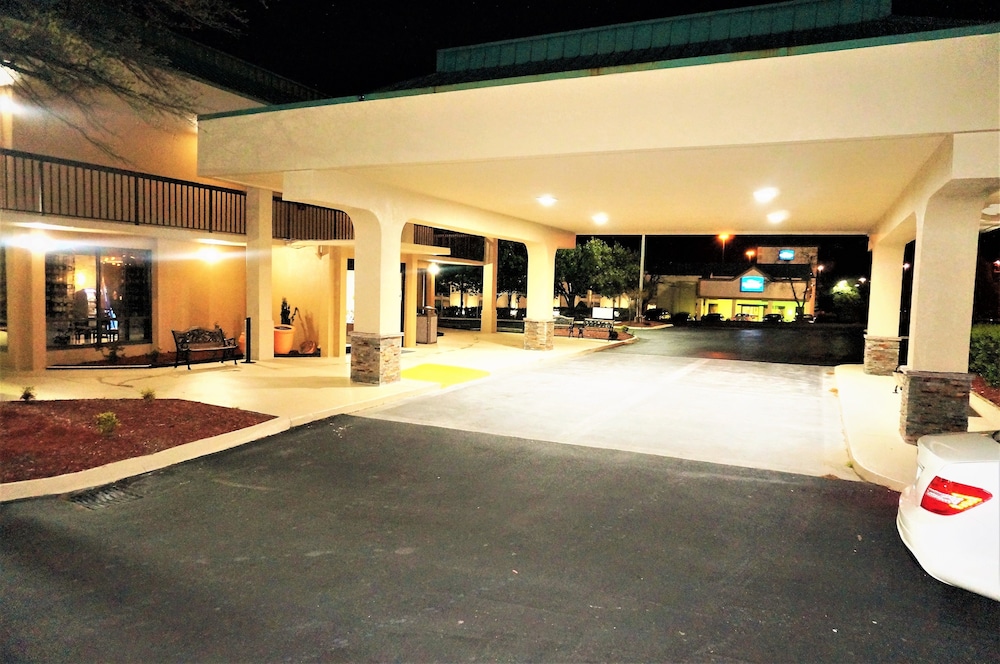 Howard Johnson by Wyndham Greensboro Near the Coliseum - photo 10