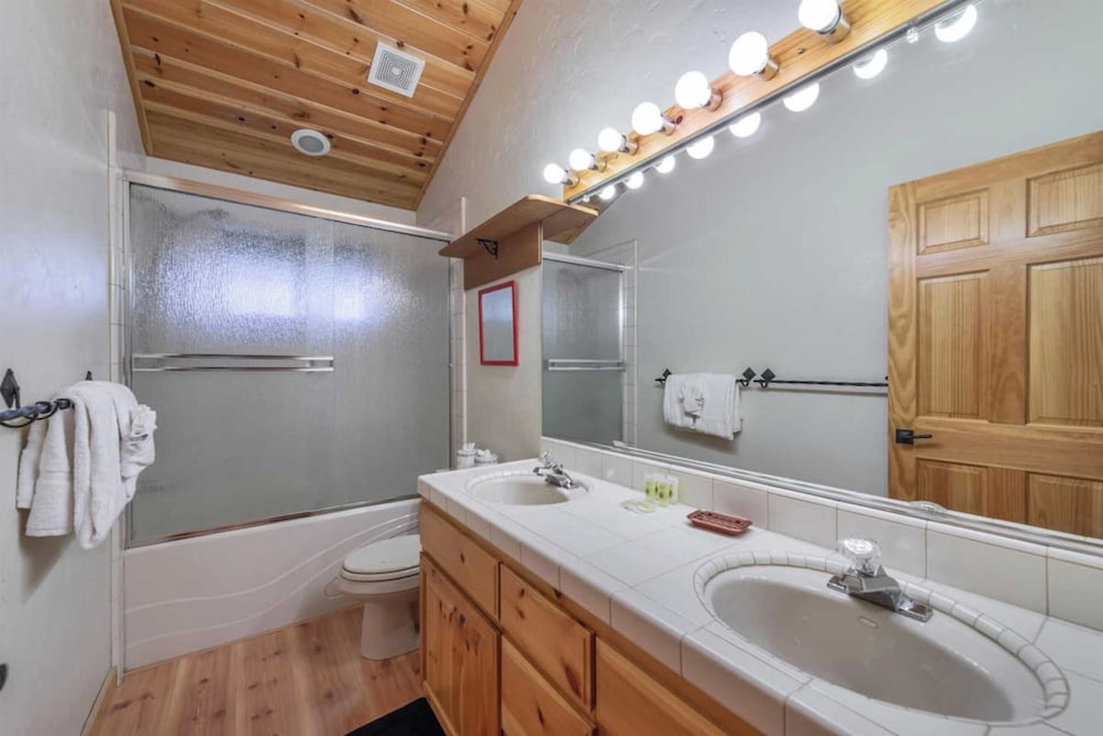 Wolf's Lair by Avantstay Swiss Chalet w Private Hot Tub & Access to Northstar Resort Community - photo 14