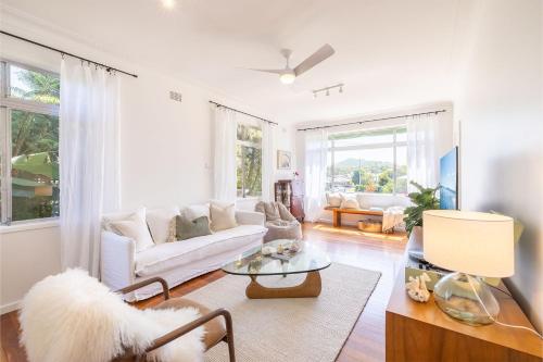Evoke Shoal Bay 2 Leonard Ave Stylish holiday house with air con Wi Fi & boat parking — 4-Star Luxury Hotel in Shoal Bay, Australia