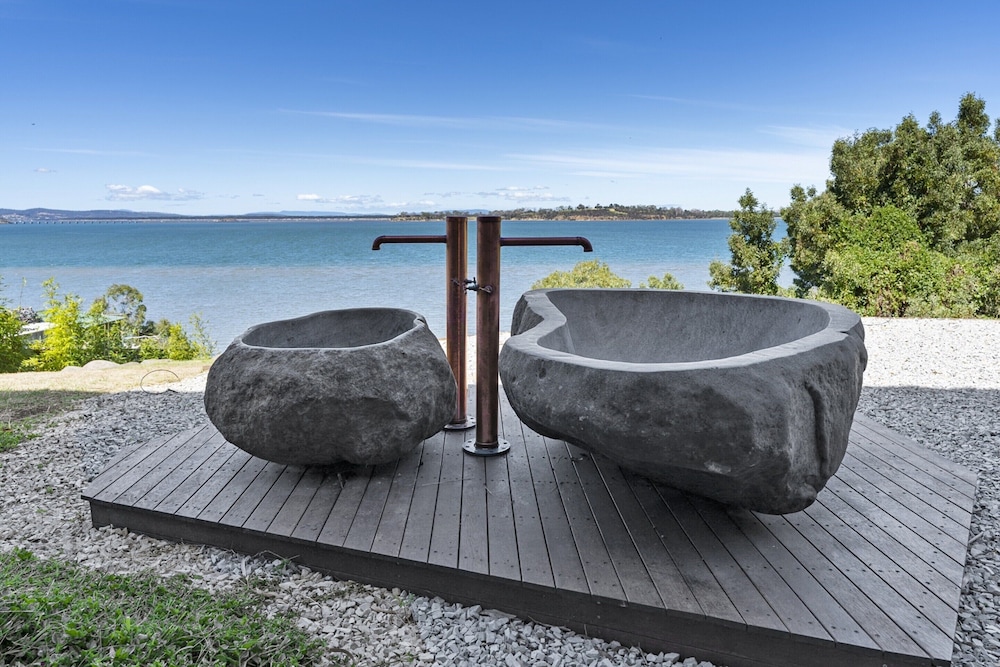 Stylish Home with Outdoor Area & Spectacular Views — 4-Star Luxury Hotel in Hobart, Australia