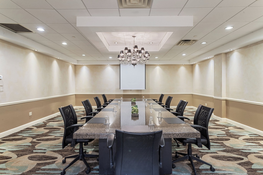 Crowne Plaza Executive Center Baton Rouge by IHG - photo 129