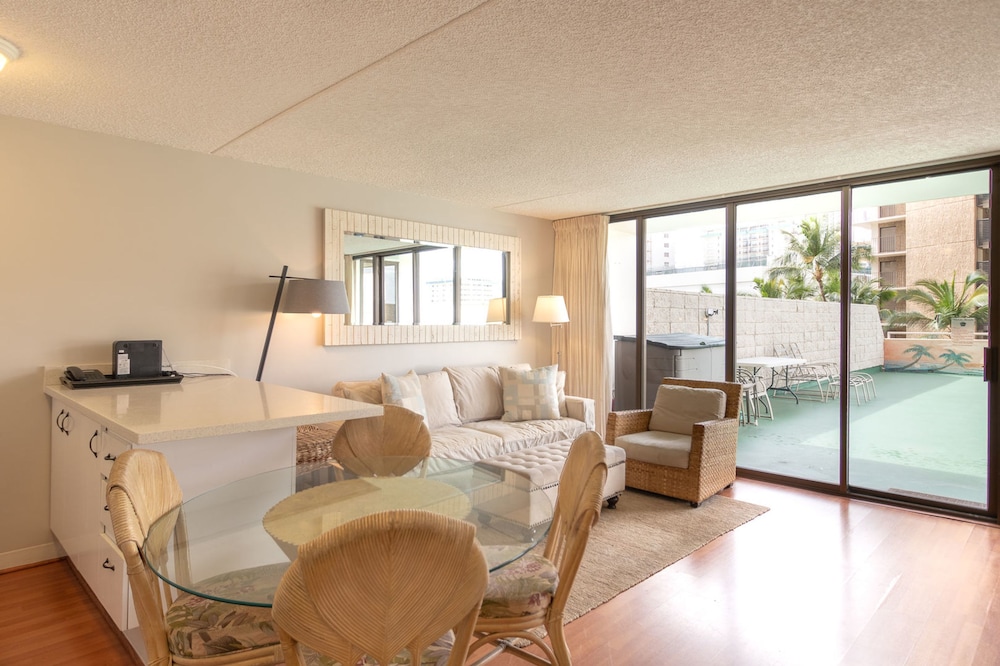 Waikiki Banyan Pool Deck Level Tower 1 Suite 610 - photo 10