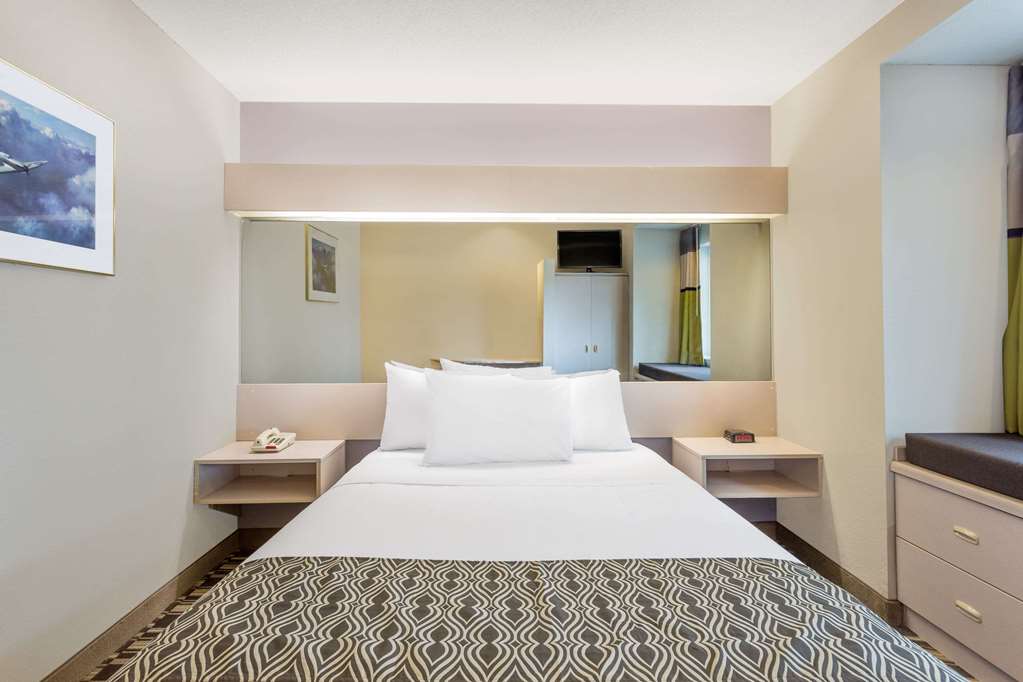 Microtel Inn & Suites by Wyndham Richmond Airport - photo 11