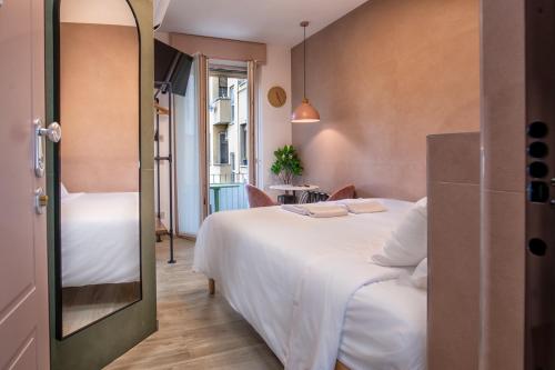 Pink Flamingo Balcony Studio by Central Station — 4-Star Luxury Hotel in Milan, Italy