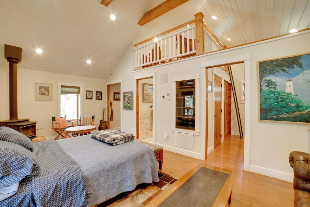 Pool Access Pet Friendly Pennsylvania Cabin 12916908 — Greensburg