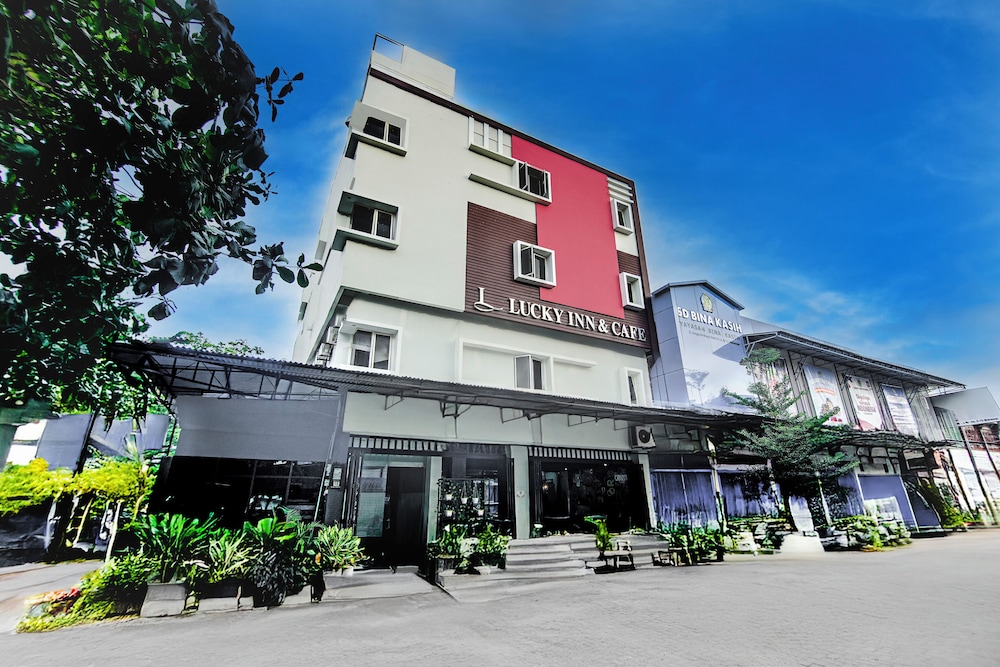 OYO 94781 Hotel Lucky Inn Makassar in Makassar, Indonesia