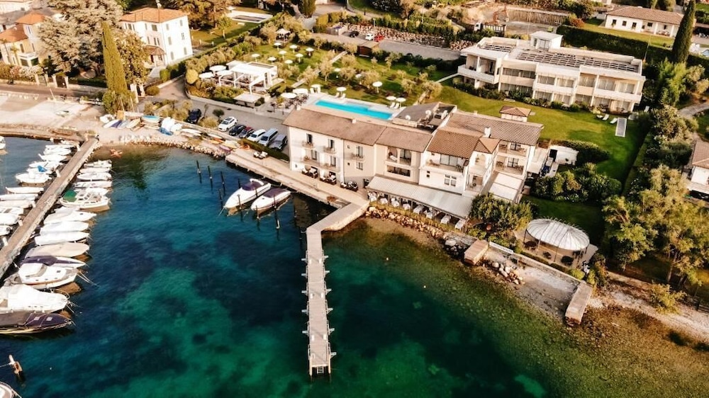 Bella Hotel & Restaurant with private dock for mooring boats — hotel in San Felice Del Benaco