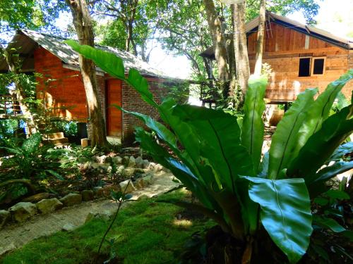 Santi Garden Bungalows — hotel in Sabang