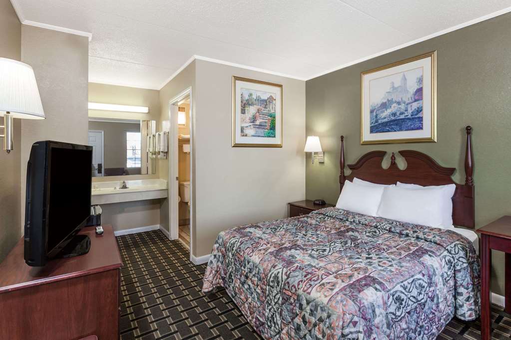 Days Inn by Wyndham Lenoir City - photo 10