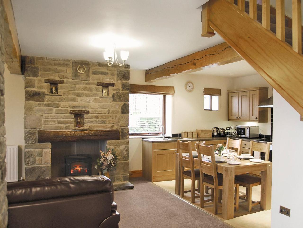 Hutter Hill Barn West - carbon neutral hotel in Silsden
