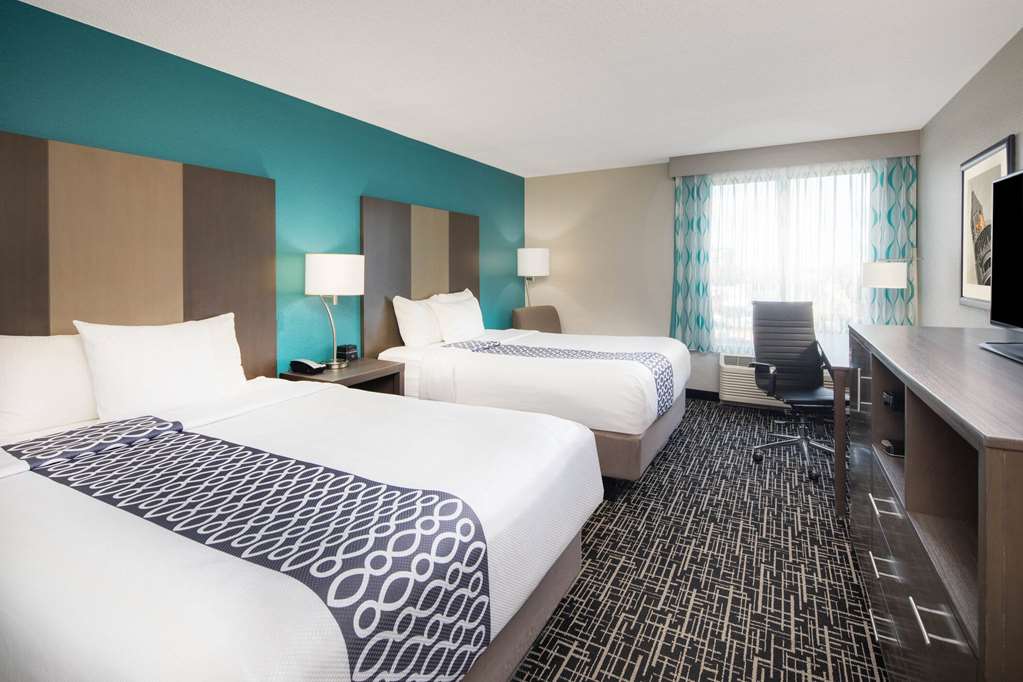 La Quinta Inn & Suites by Wyndham Atlanta Airport North - photo 15