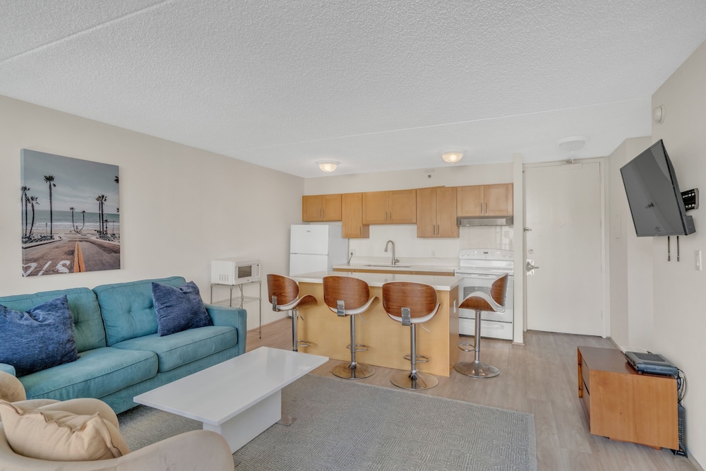 Deluxe Waikiki Condo Pool View FREE Parking & Wi Fi by Koko Resort Vacation Rentals - photo 14