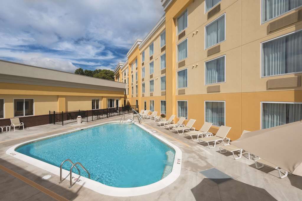 La Quinta Inn & Suites by Wyndham Lynchburg at Liberty Univ. - photo 11