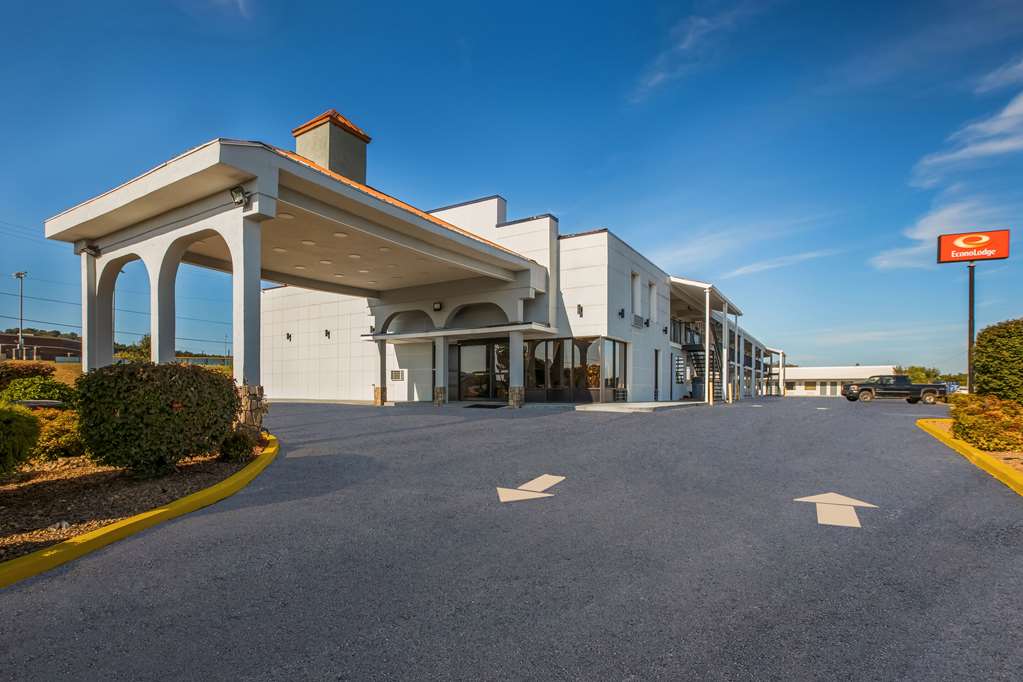 Econo Lodge White Pine Morristown I 81 & I 40 Split pet-friendly hotel White Pine