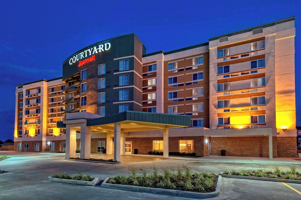 Courtyard Westbury Long Island — hotel in Westbury