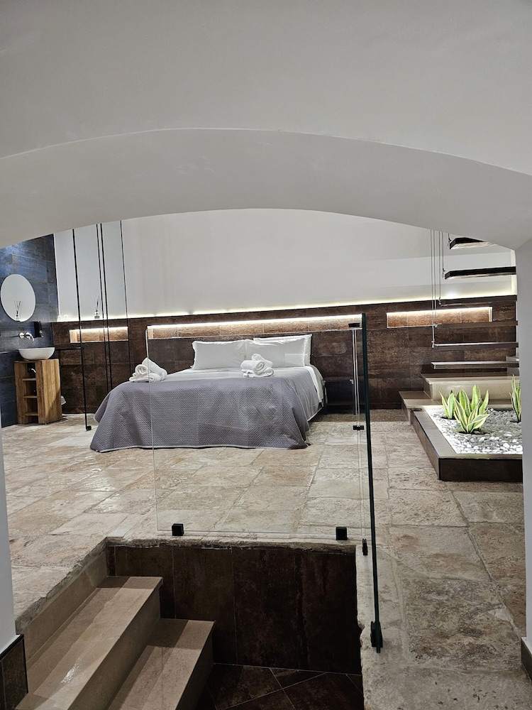 Binario1 Rooms — 4-Star Luxury Hotel in Barletta, Italy