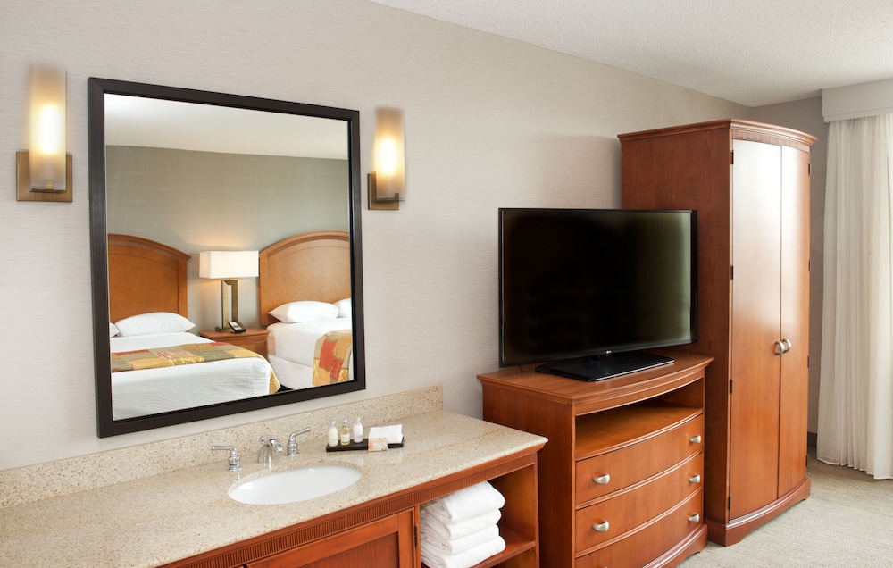 Embassy Suites by Hilton El Paso - photo 8