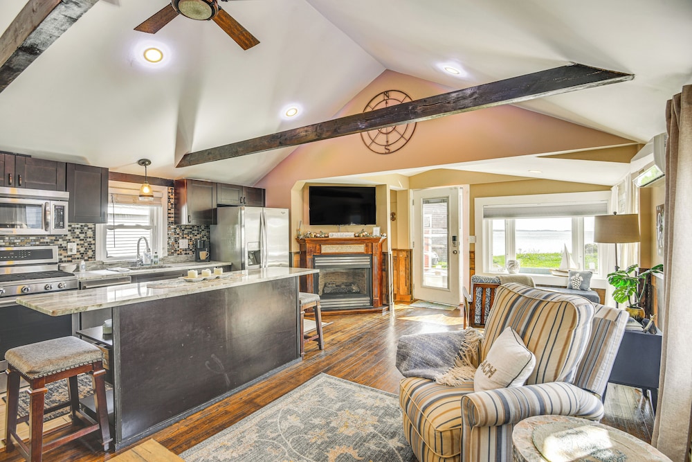 Walk To Beach Water View Abode In Portsmouth — Portsmouth