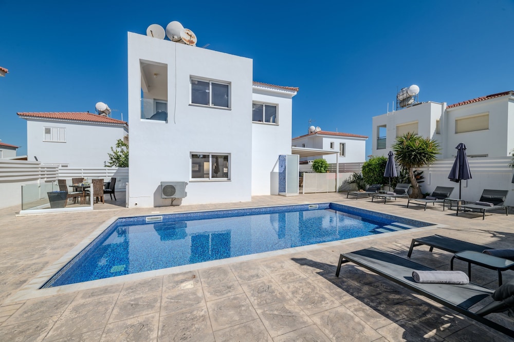 Ayia Triada Beach Gardens — Paralimni