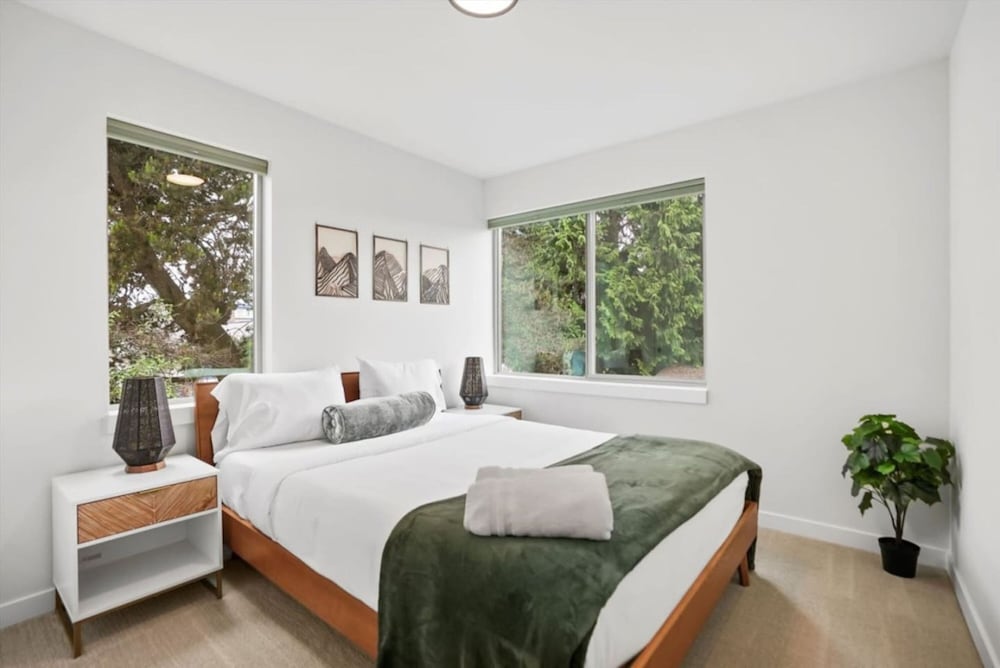 3Br 2.5Ba Rooftop View Green Lake Hideaway - photo 23