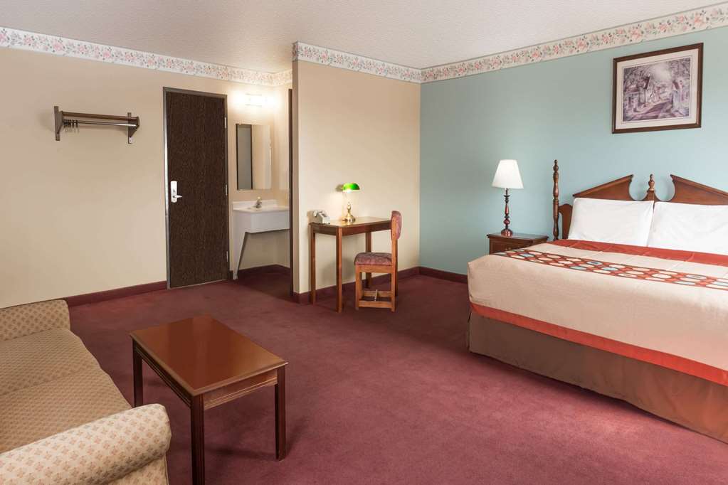Super 8 by Wyndham Woodstock - photo 11