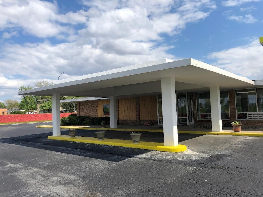 Regal 8 Inn & Suites - photo 29